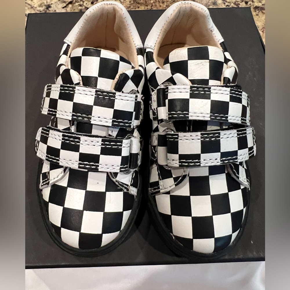 New in box & dust cover AKID black and white checkered Velcro toddler shoes sz 5